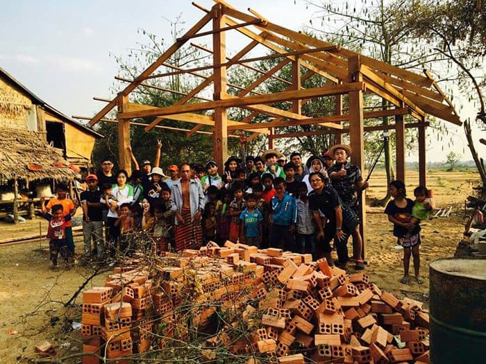 딜럽의 기부로 지어지는 집과 캄보디아 현지 주민들, 딜럽 스태프들 ⓒ 딜럽