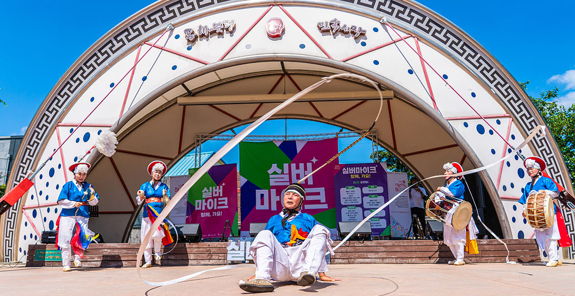 실버마이크 공연 장면