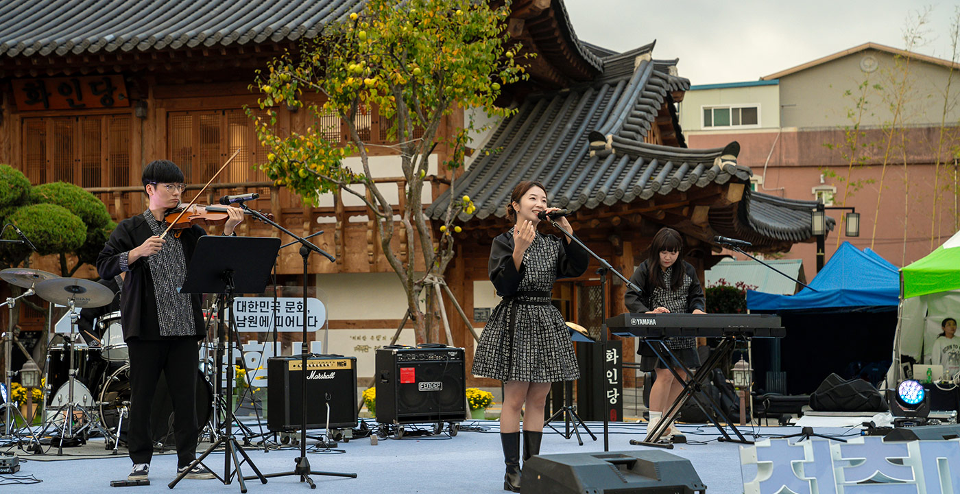 청춘마이크 공연 장면