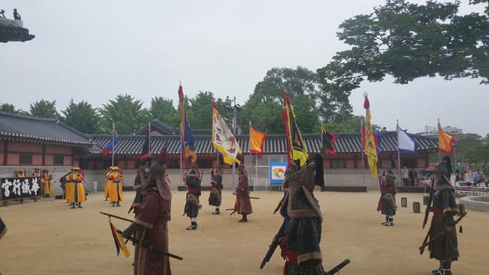 화성행궁 정문인 신풍루 앞에서 장용영 수위의식 ⓒ 문화포털 기자단 한정규