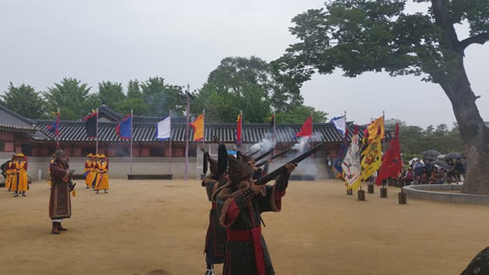 화성행궁 정문인 신풍루 앞에서 장용영 수위의식, 조총사격 ⓒ 문화포털 기자단 한정규